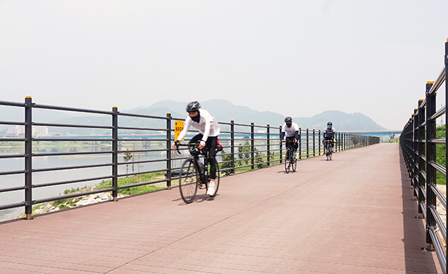 Bicycles on the bicycle road made of WPC, to which SK chemicals Ecozen has been applied.