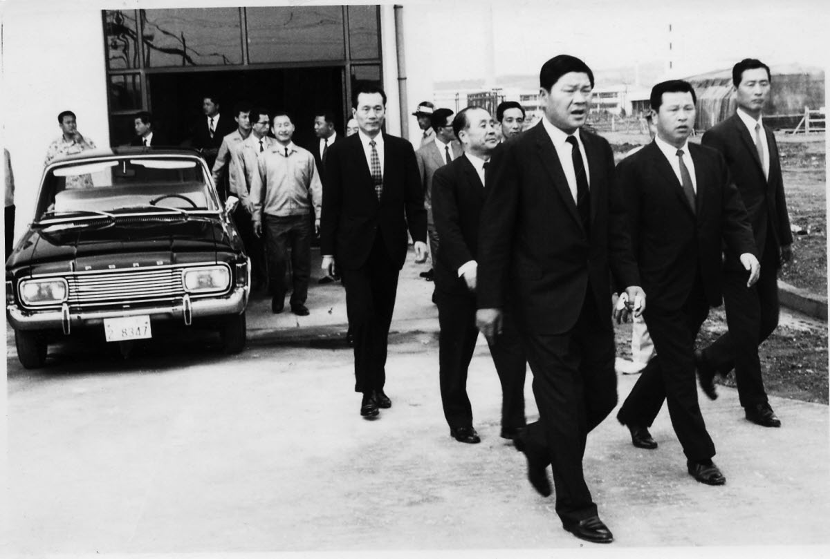 1962. 11 수원공장 준공식에 참석한 최종건 회장과 최종현 회장