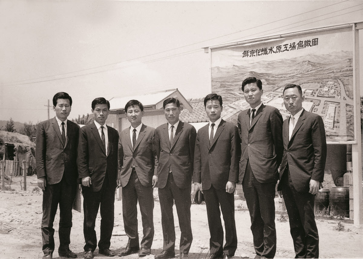 1968 선경화섬 조감도 배경 생산부 직원 기념 촬영