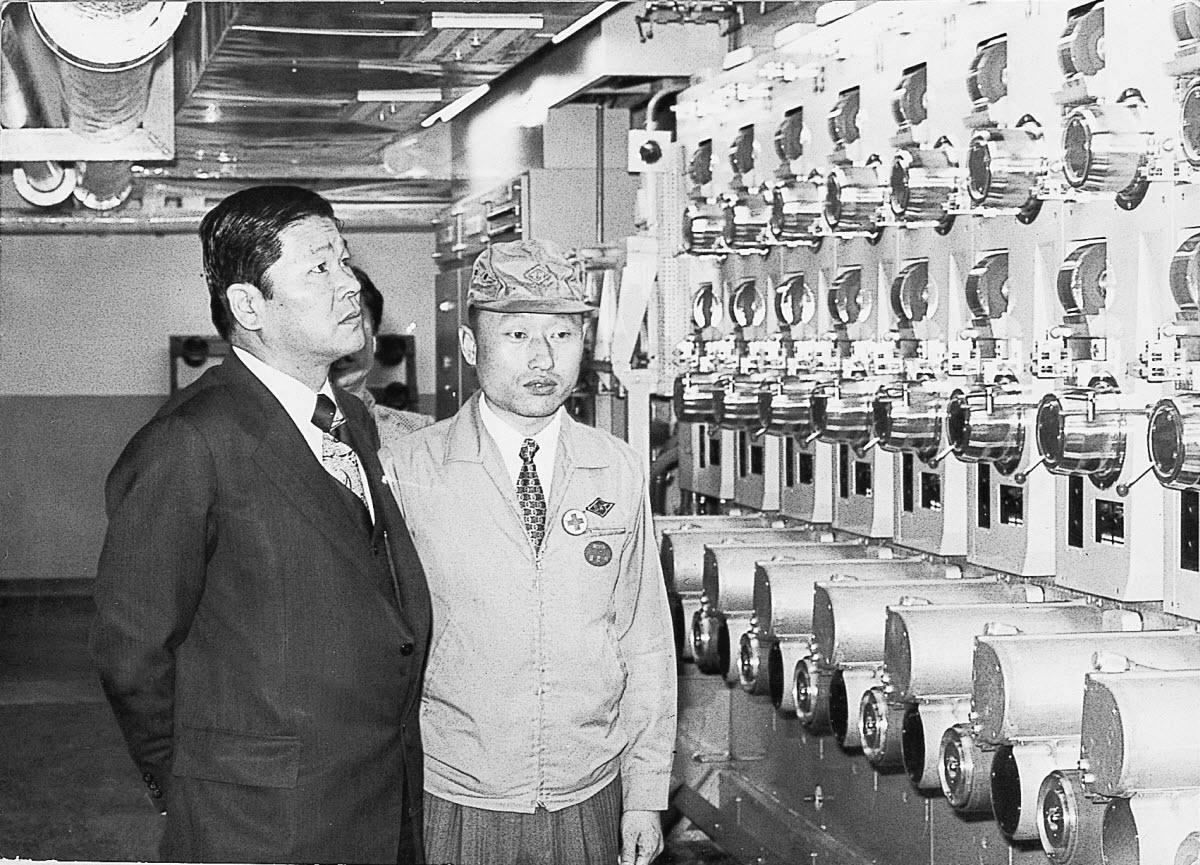 1969. 1 수원 폴리에스터 공장을 점검하는 최종건 회장