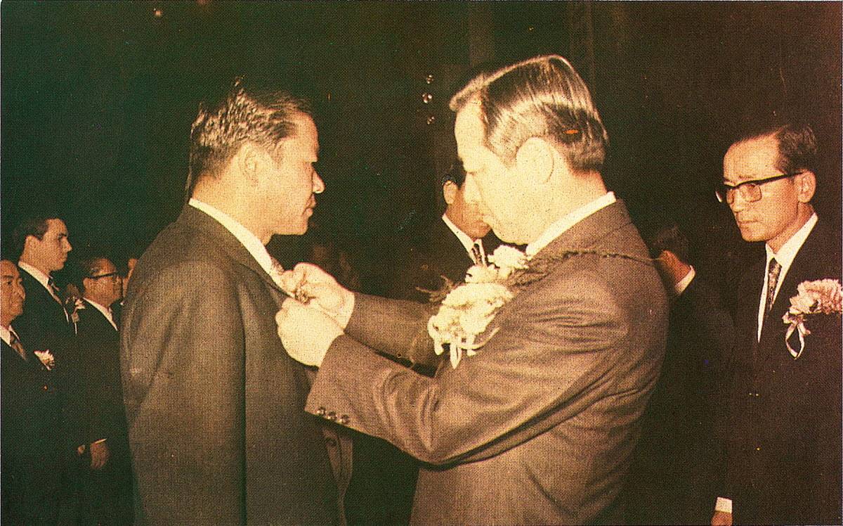 1963.8,15. 최종건 회장 수출 유공 금탑산업훈장 수훈 (김종필 국무총리)