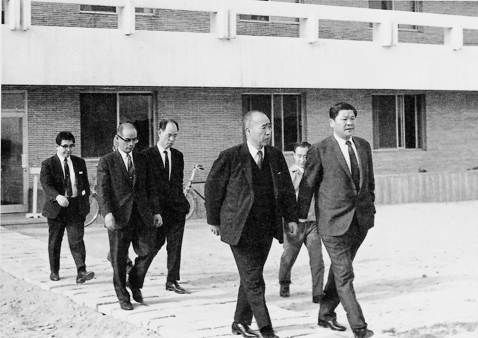 197010_한일 경제협력 협의차 내한한 일본 수출입은행 총재, 선경합섬 수원공장 방문