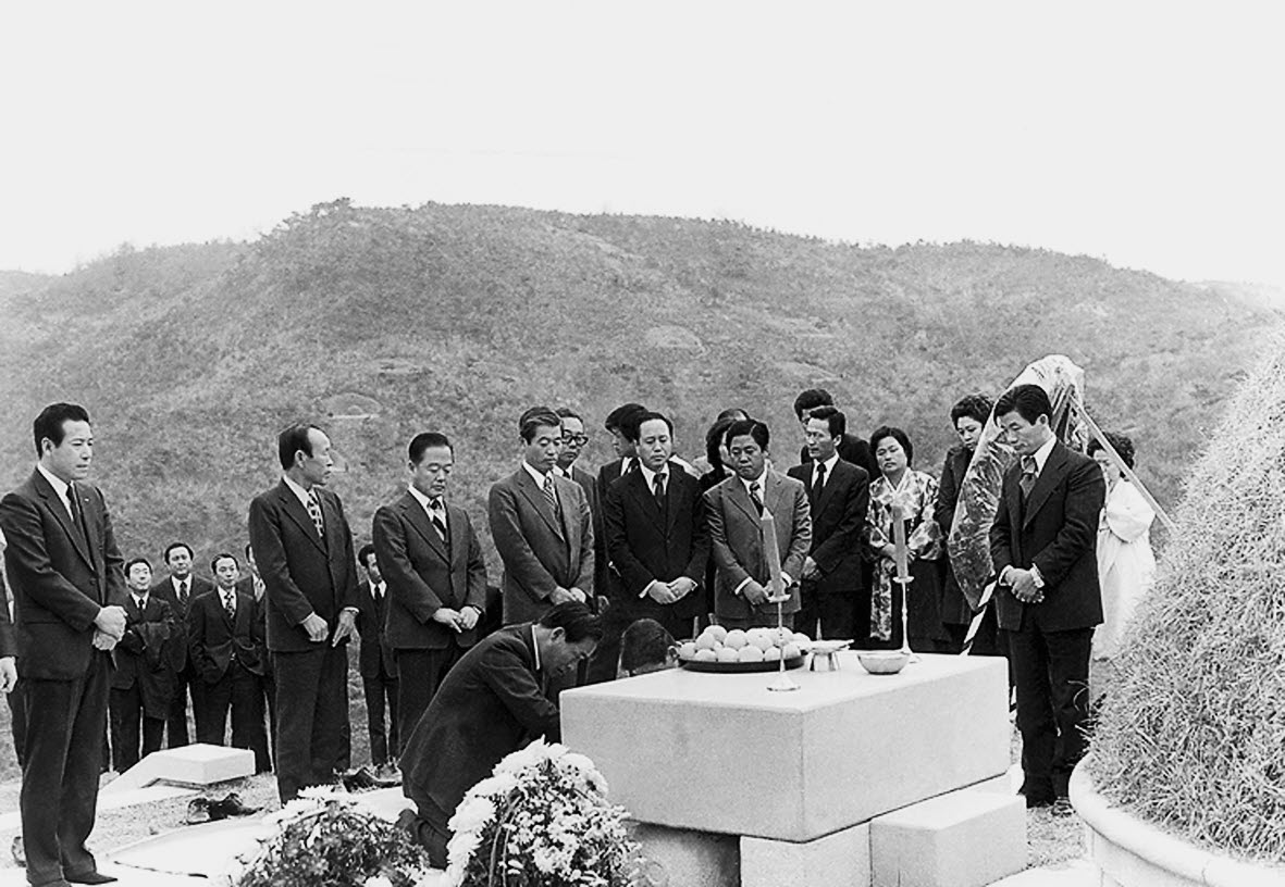 197311_최종건 창업회장 묘소에 모인 유가족들