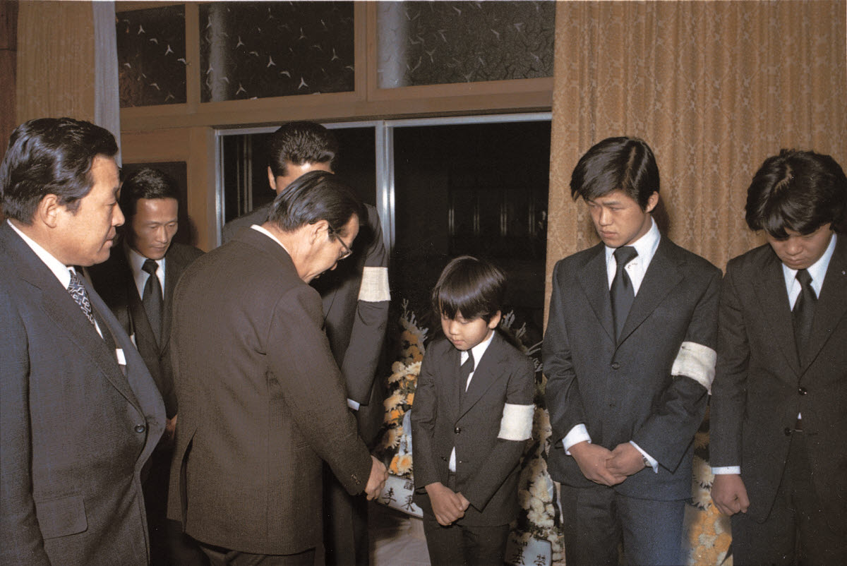 197311_최종건창업회장 영결식장을 방문해 유가족을 위로하는 김종필 총리