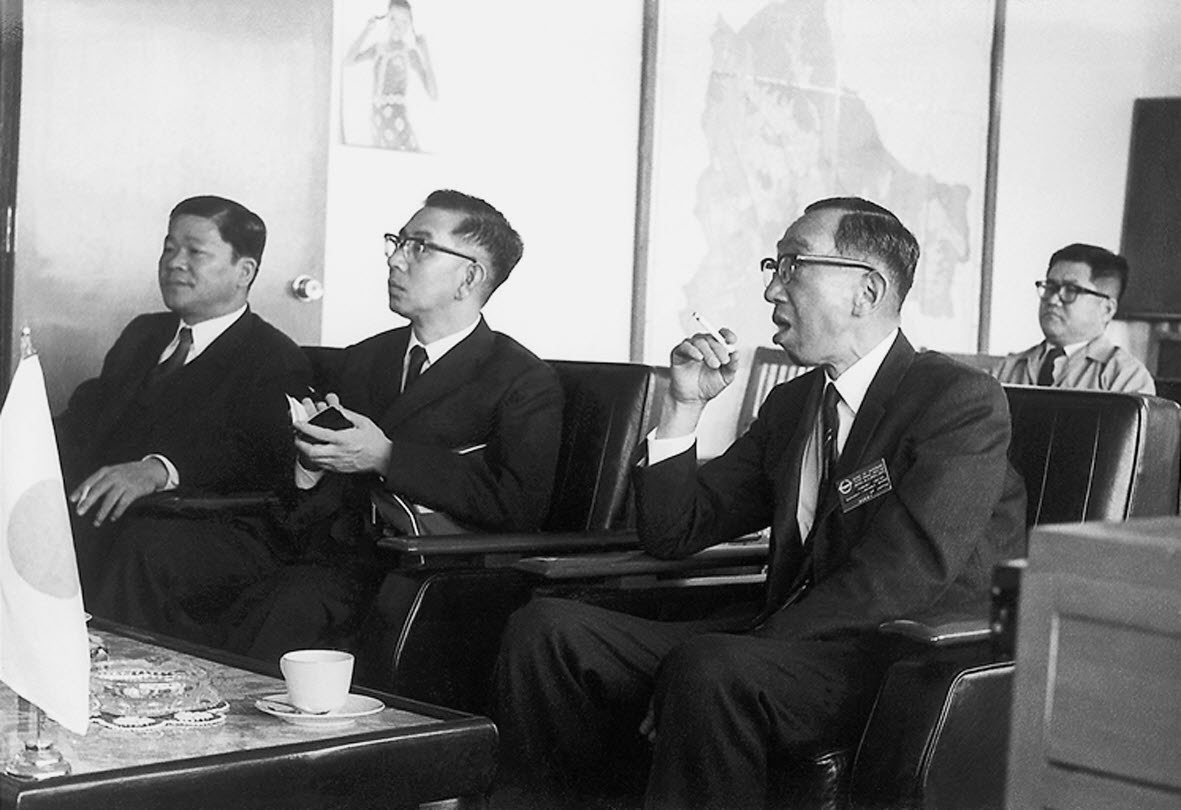 19700710_선경합섬 수원공장을 방문한 일본수출입은행 총재