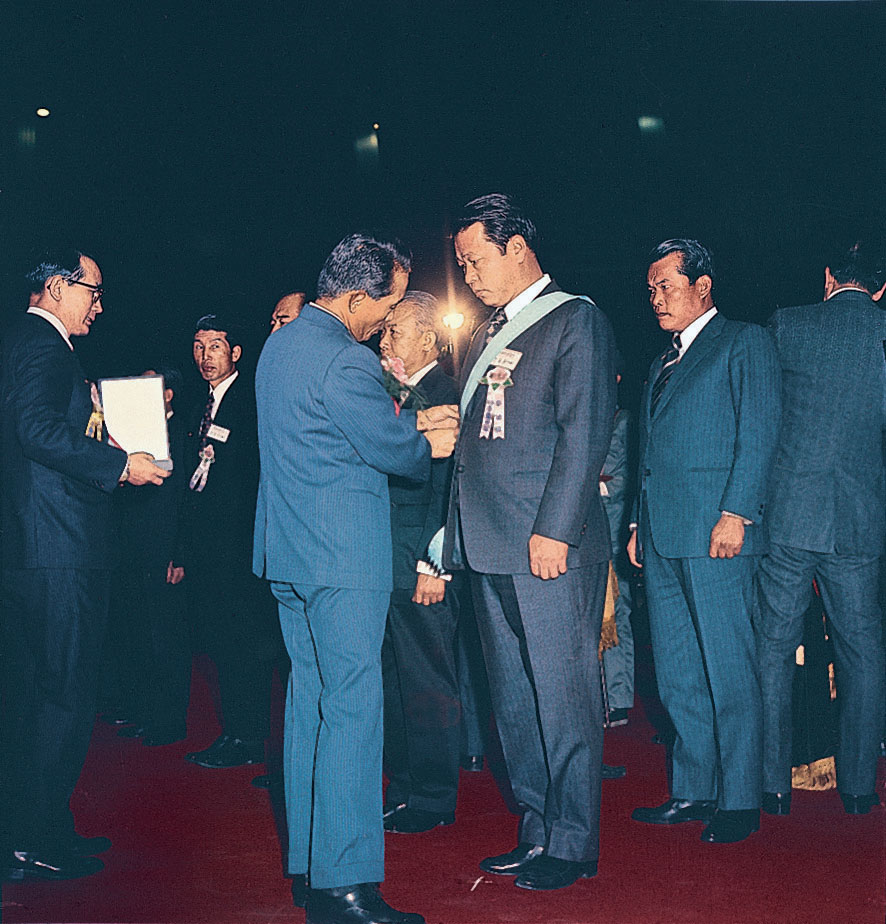 1973_박정희 대통령으로부터 훈장 수훈
