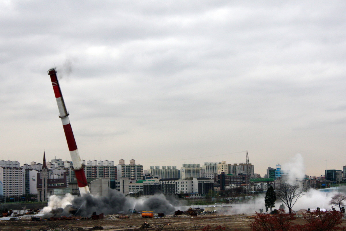20100422_수원공장 굴뚝 철거