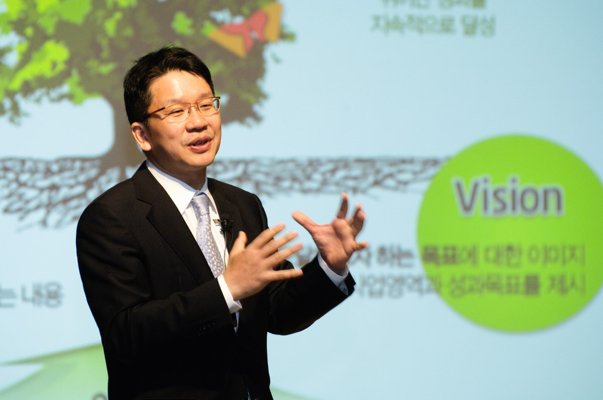 20110317_새로운 비전을 설명하는 최창원 부회장