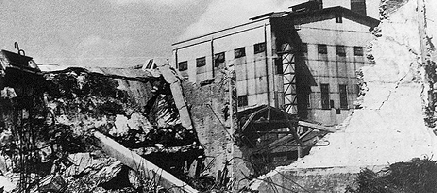 _ 1953년 전쟁으로 폐허가 된 수원 평동 선경직물 공장과 파손된 직기