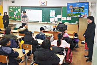 임직원들이 초등학교를 방문하여 교육하는사진