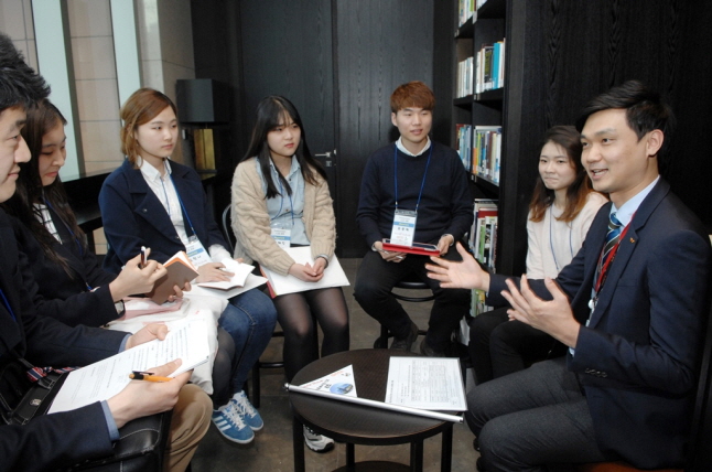 SK케미칼 구성원이 프로그램에 참여한 학생들에게 입사 노하우를 알려주고 있다