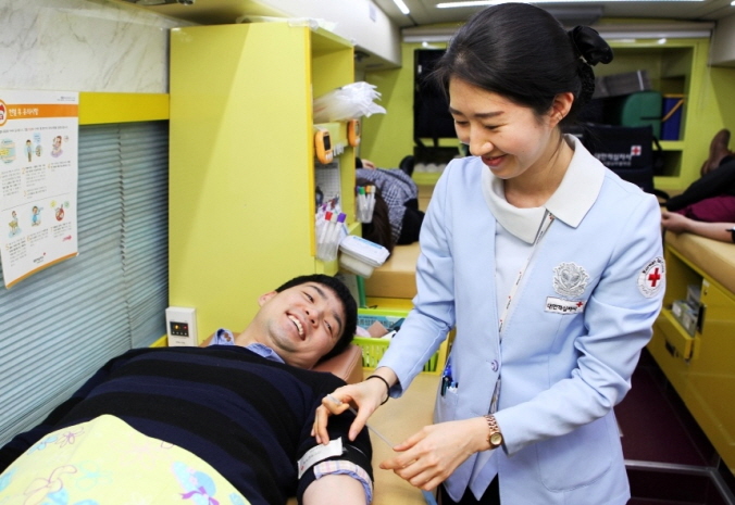 SK Chemical announced on the 24th that in order to relieve the shortage of blood supply, it has launched an event dubbed “Hot Blood Drive” at the company’s Eco Lab in Pan-gyo, Seongnam. An employee participating in the blood drive by giving blood