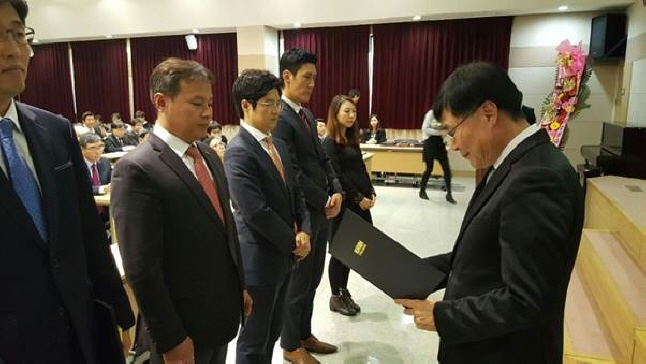 라이프사이언스비즈 강길수 마케팅기획2팀장이 수상하고 있습니다.