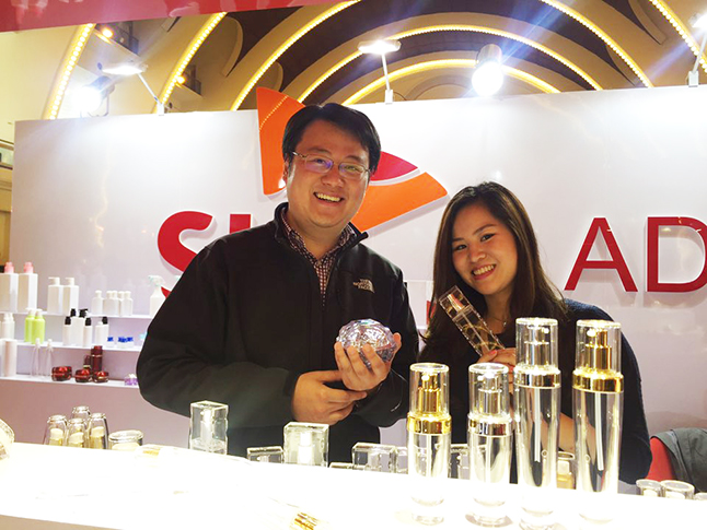 A staff member of SK Chemical introduces cosmetic packaging made of SKYGREEN., an SK Chemical eco material, at LUXE PACK Shanghai, an international packaging exhibition.