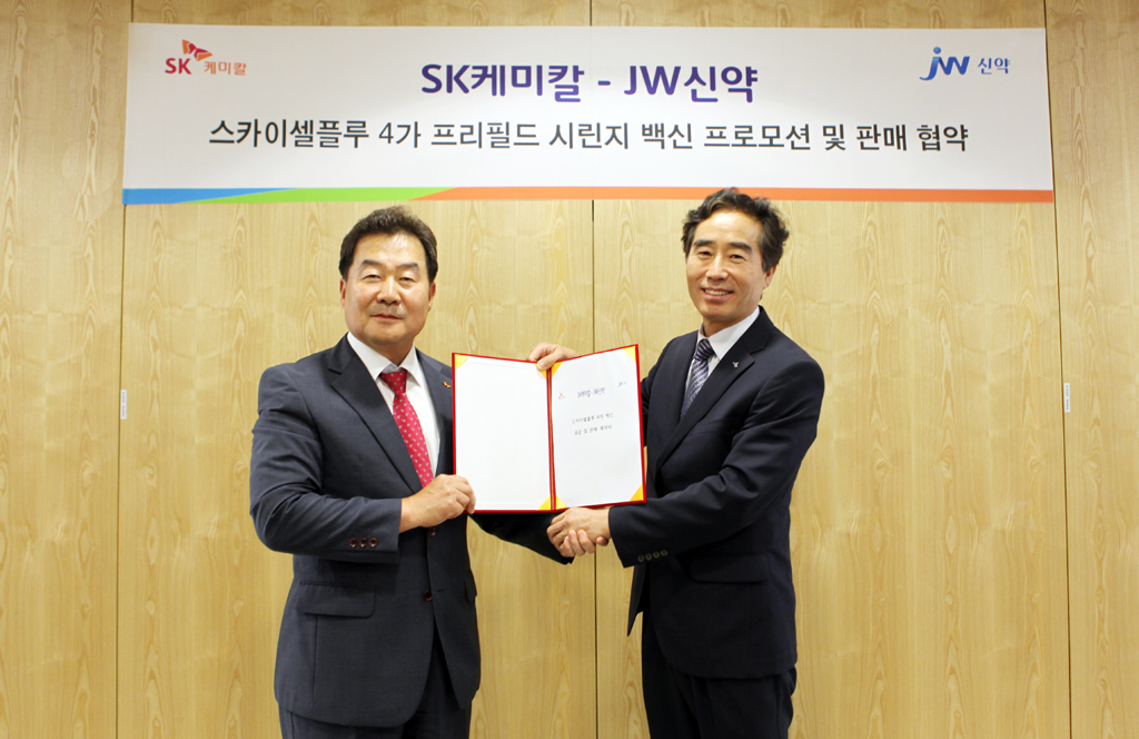 Kwang-hyeon Jeon (left) of SK chemicals and Seung-ho Baek (right) of JW Shinyak celebrate their joint marketing agreement at the SK chemicals headquarters in Pangyo.