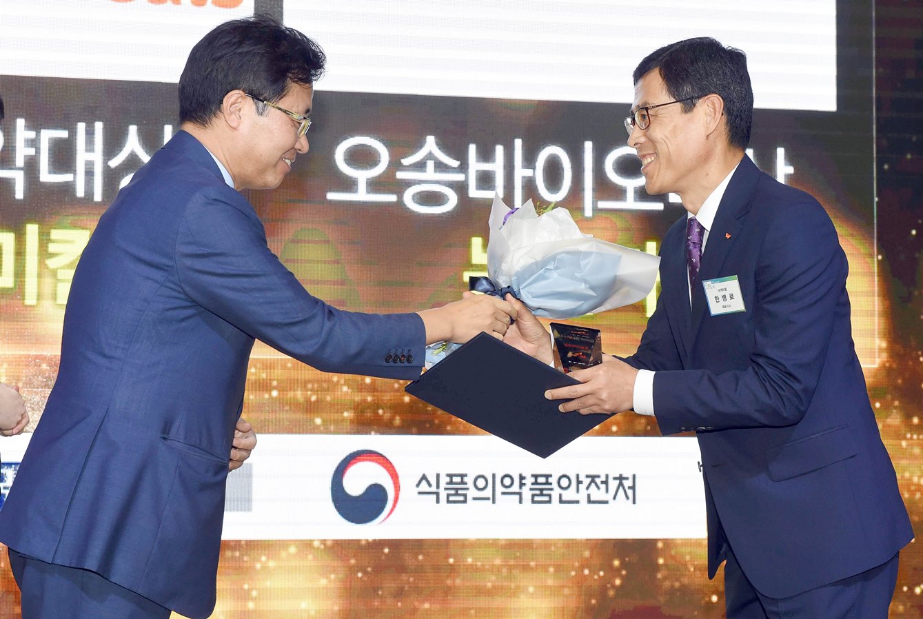 Han Byeong-ro, CEO of SK chemicals, receives the Osong New Drug Award at ‘K-Health Leaders Forum 2016’ from Yoo Moo-yeong, Ministry of Food and Drug Safety.