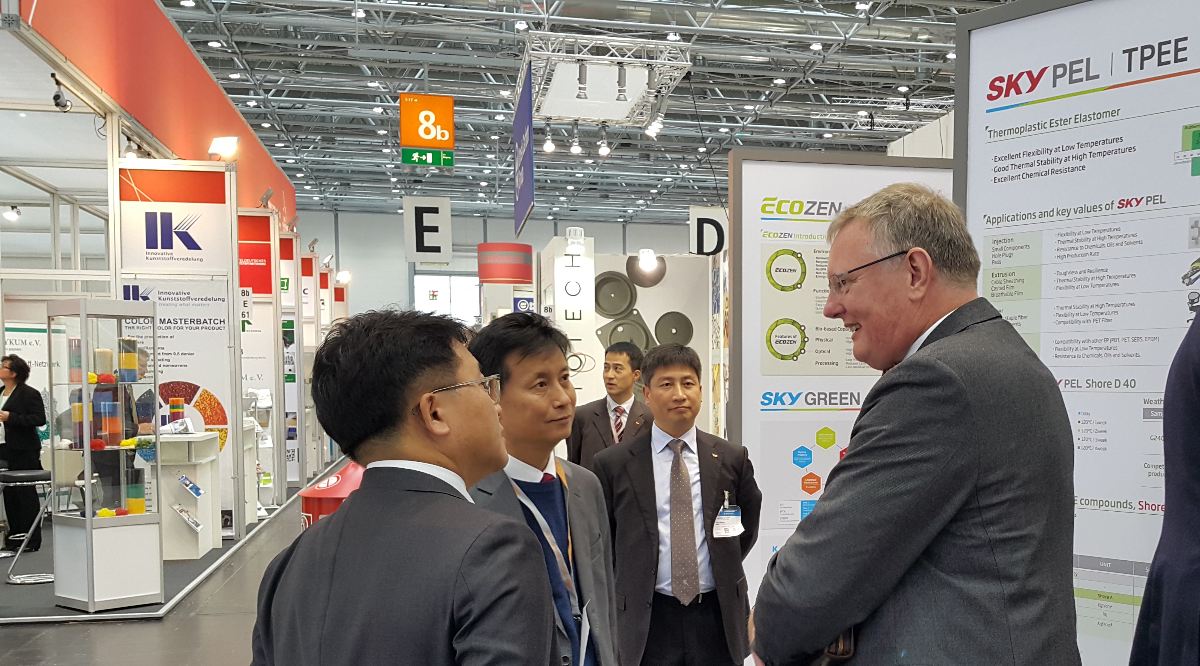SK Chemical President Kim Cheol (second from left) gives a direct explanation on specialty products to customers visiting the SK Chemical Exhibition Booth in K2016.도.