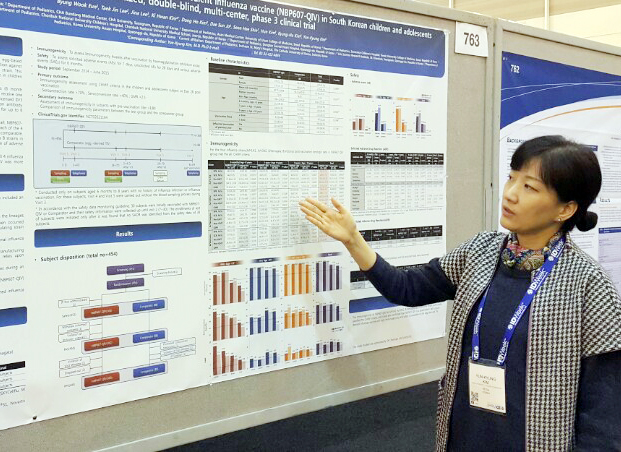 SK케미칼 ‘스카이셀플루4가’의 임상에 참여한 고려대안산병원 김윤경 교수가 IDWeek2016에 참석, 해외 의료 관계자를 대상으로 임상 결과를 설명하고 있다