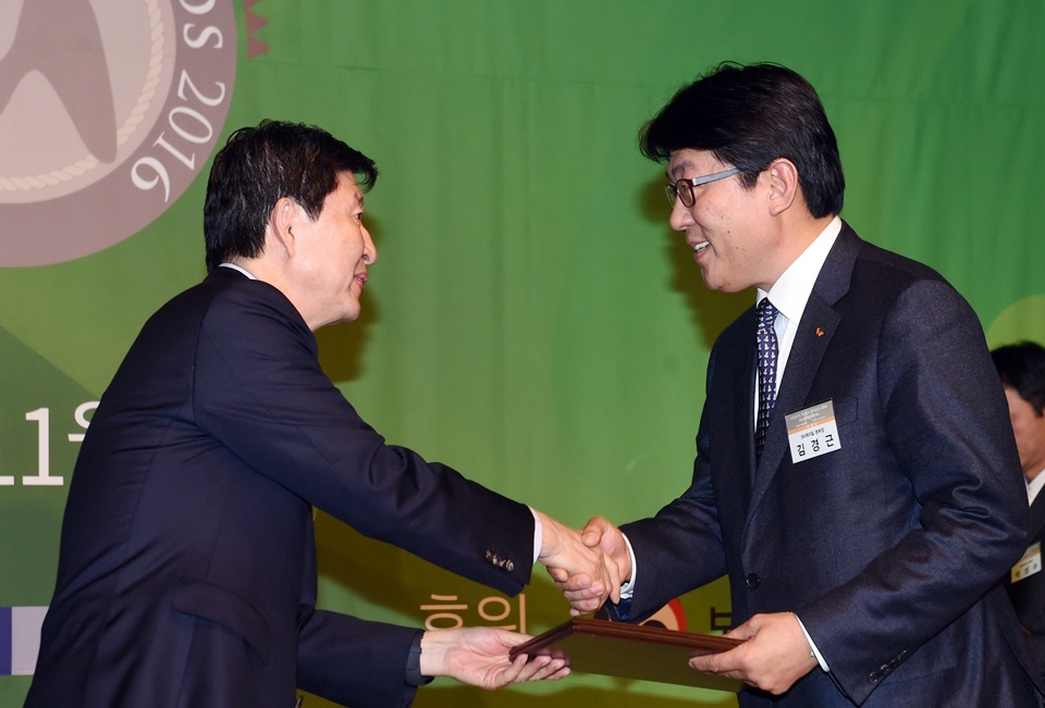 Kim Gyeong-geun, head of Vaccine Marketing Headquarters at SK chemicals (right) is receiving the grand prize in the vaccine category for the world’s first quadrivalent cell-cultured influenza vaccine `SKYCellfluⓇ Quadrivalent` at `Medical Korea Awards 2016,` which was held on November 24.