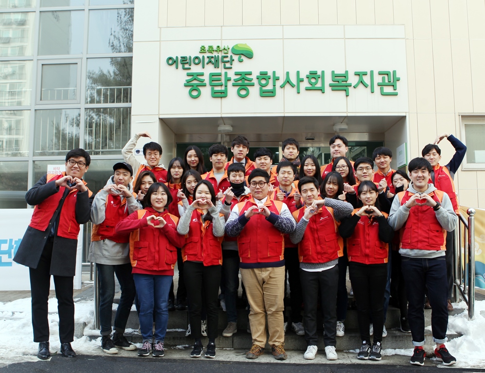 SK chemicals employees take a commemorative photo after a long day of volunteer activity.